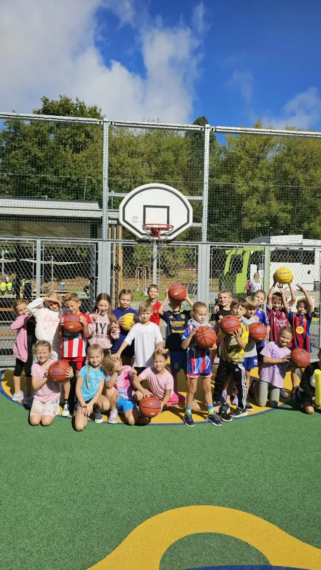 Basketbal nás dostal: 2.C na hodině basketbalu