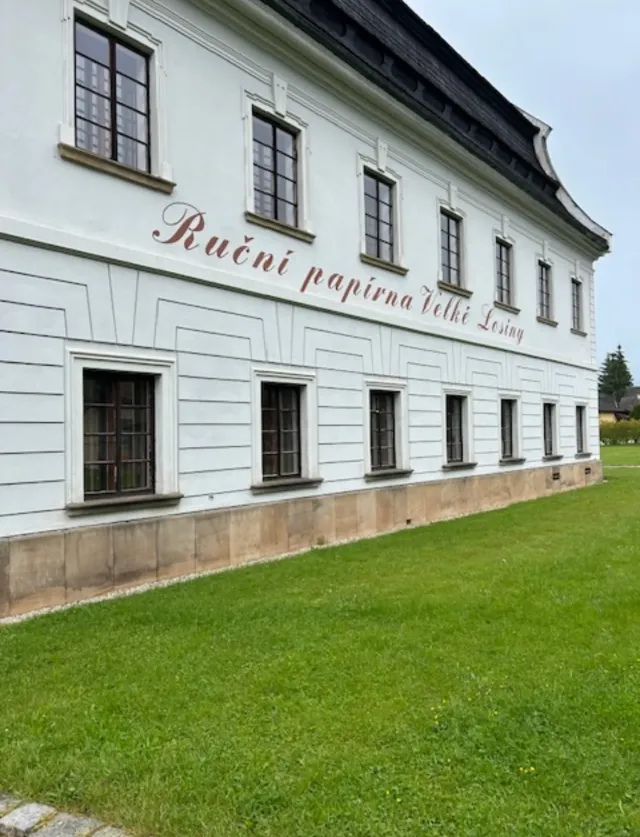 Za ručním papírem a čarodějnickými procesy