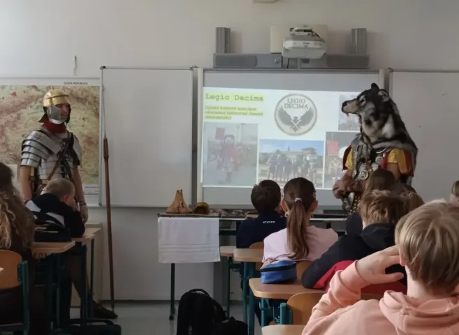 Žáci 6.ročníků na besedě o starověkém Římu a legiích