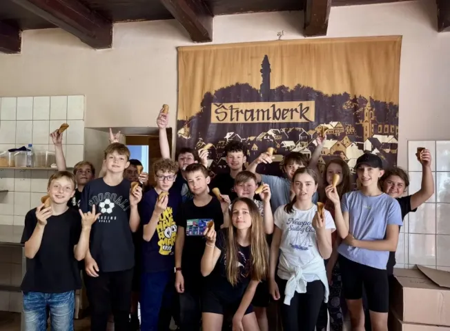 Pravěká jeskyně, čtyřkolky, vzácný motýl a Štramberské uši aneb 6.B na výletě