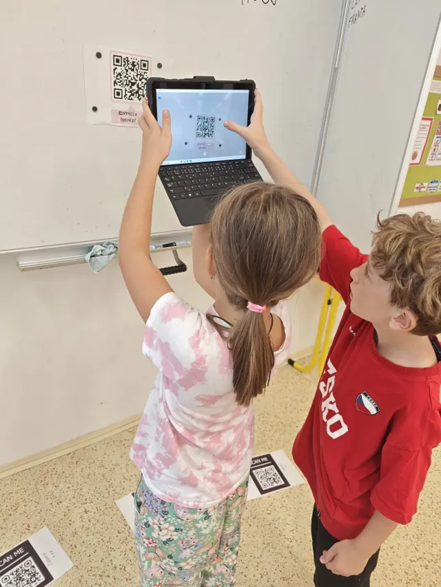 Matematika ve 4.B: QR kódy, tablety a týmová spolupráce