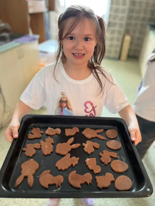 Za dveřmi družiny: Pečení velikonočních perníčků na jarmark