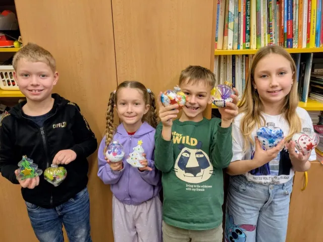 Za dveřmi družiny: Vánoční baňky z rukou našich šikovných dětí