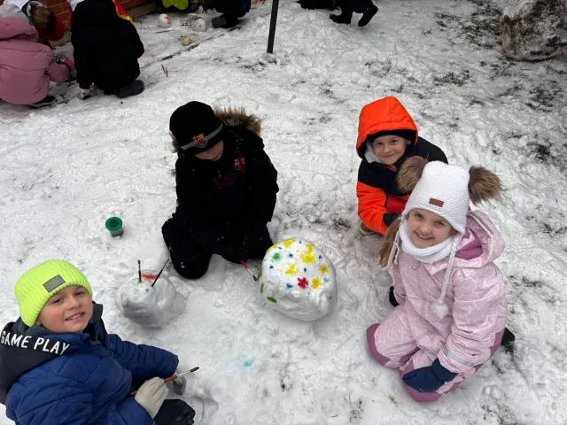 Sníh jako plátno: Tvoříme barevné sněhové koule