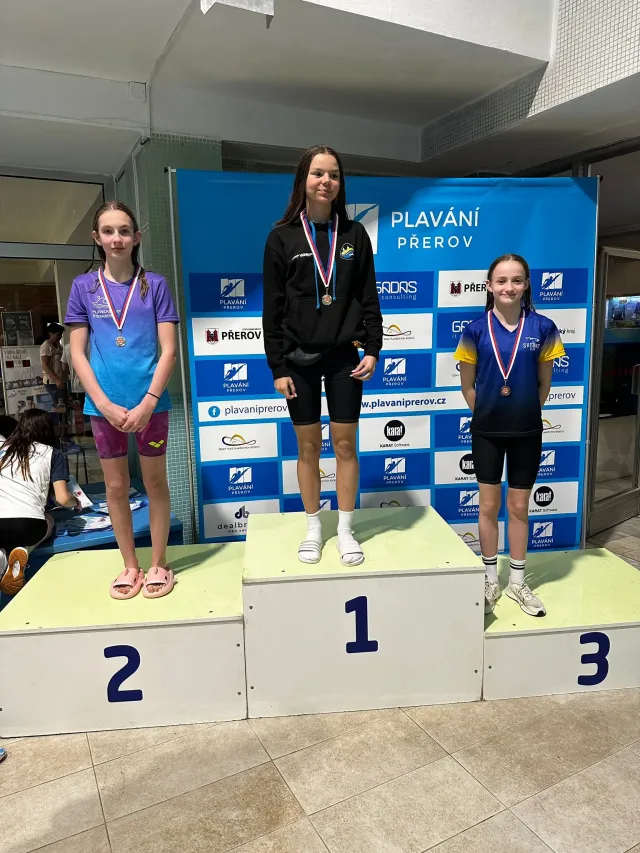 Skvělý výsledek naší žákyně v plaveckých závodech!